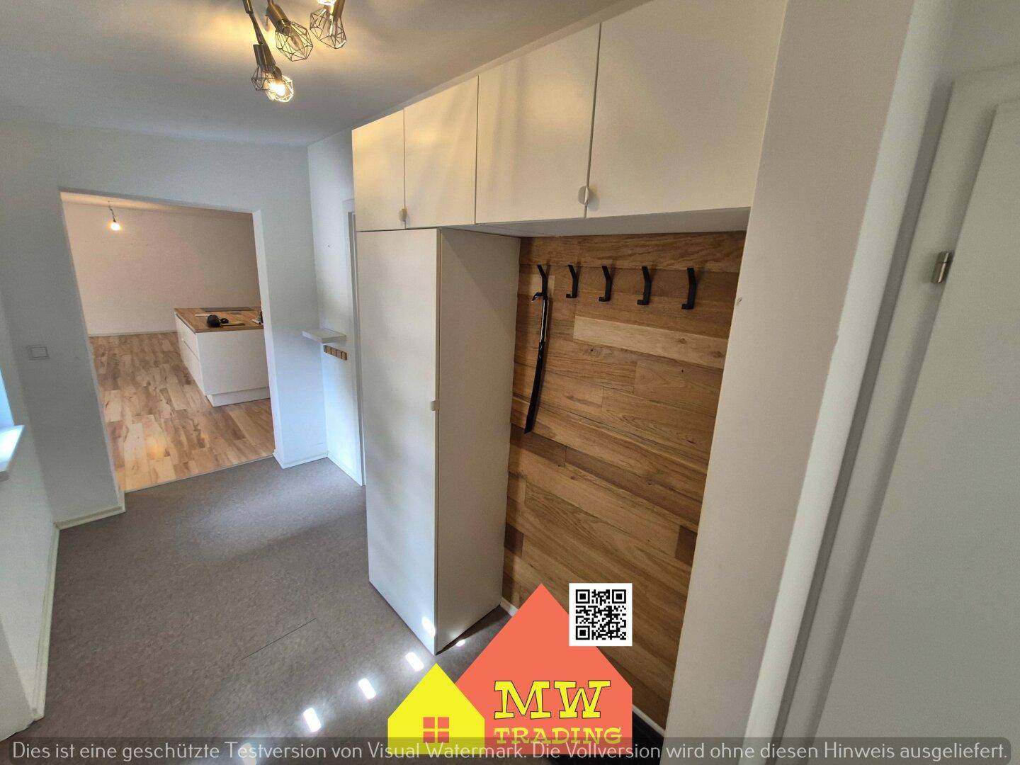 Moderner Flur mit integrierter Garderobe und Stauraum, hell und funktional gestaltet.