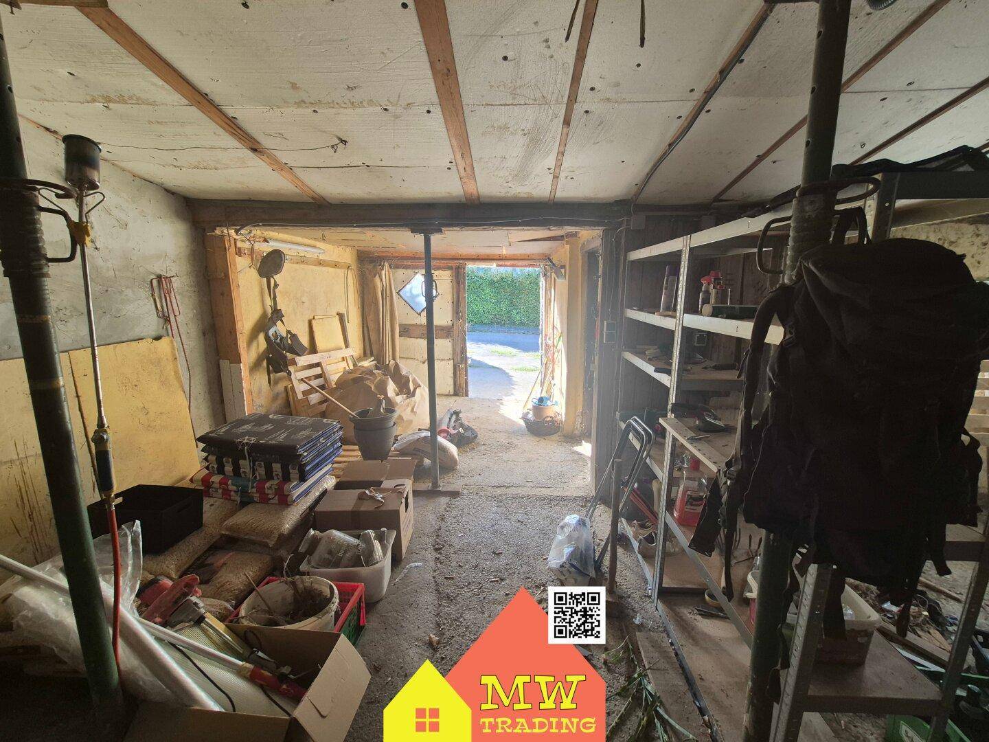 Blick aus dem Inneren der Garage auf die Einfahrt und das Tageslicht.