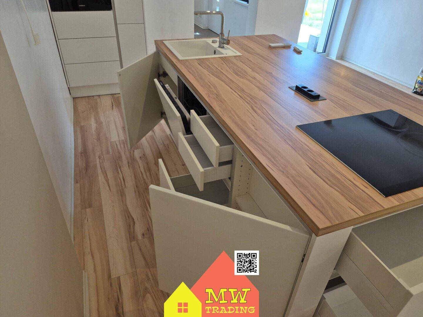Offene Kücheninsel mit ausziehbaren Schubladen und viel Stauraum.