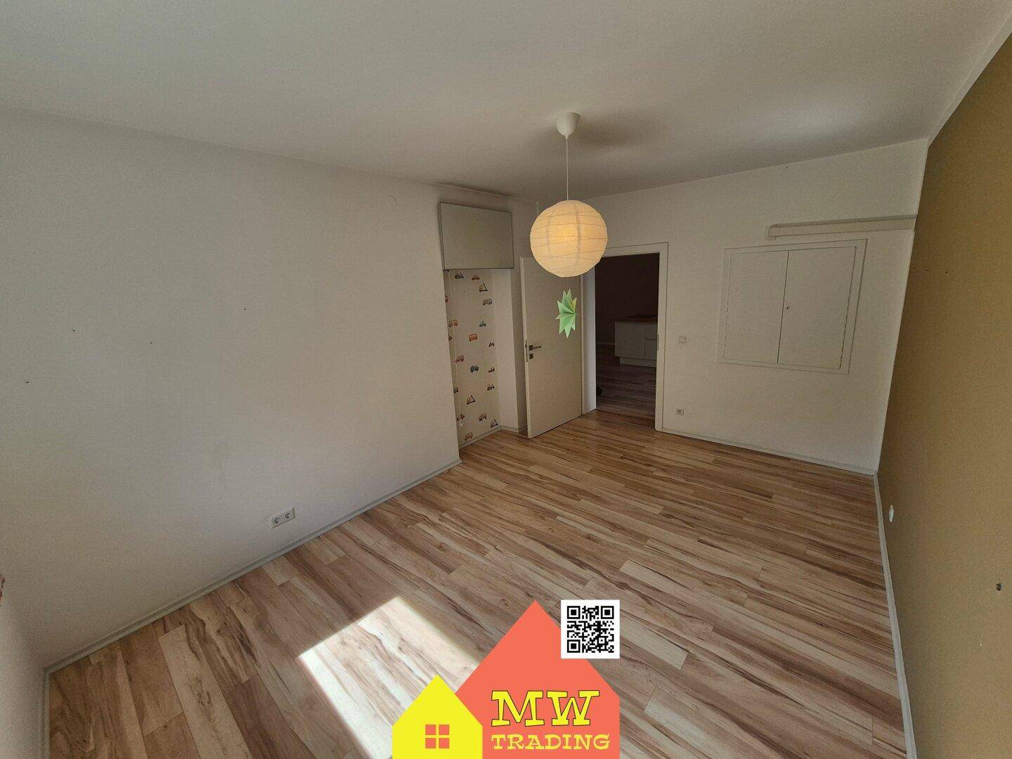 Schlafzimmer mit Holzboden und hellem Licht, bereit zur individuellen Gestaltung.