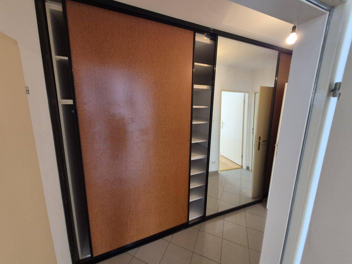 Geräumiger Flur mit integriertem Spiegelschrank und viel Stauraum.