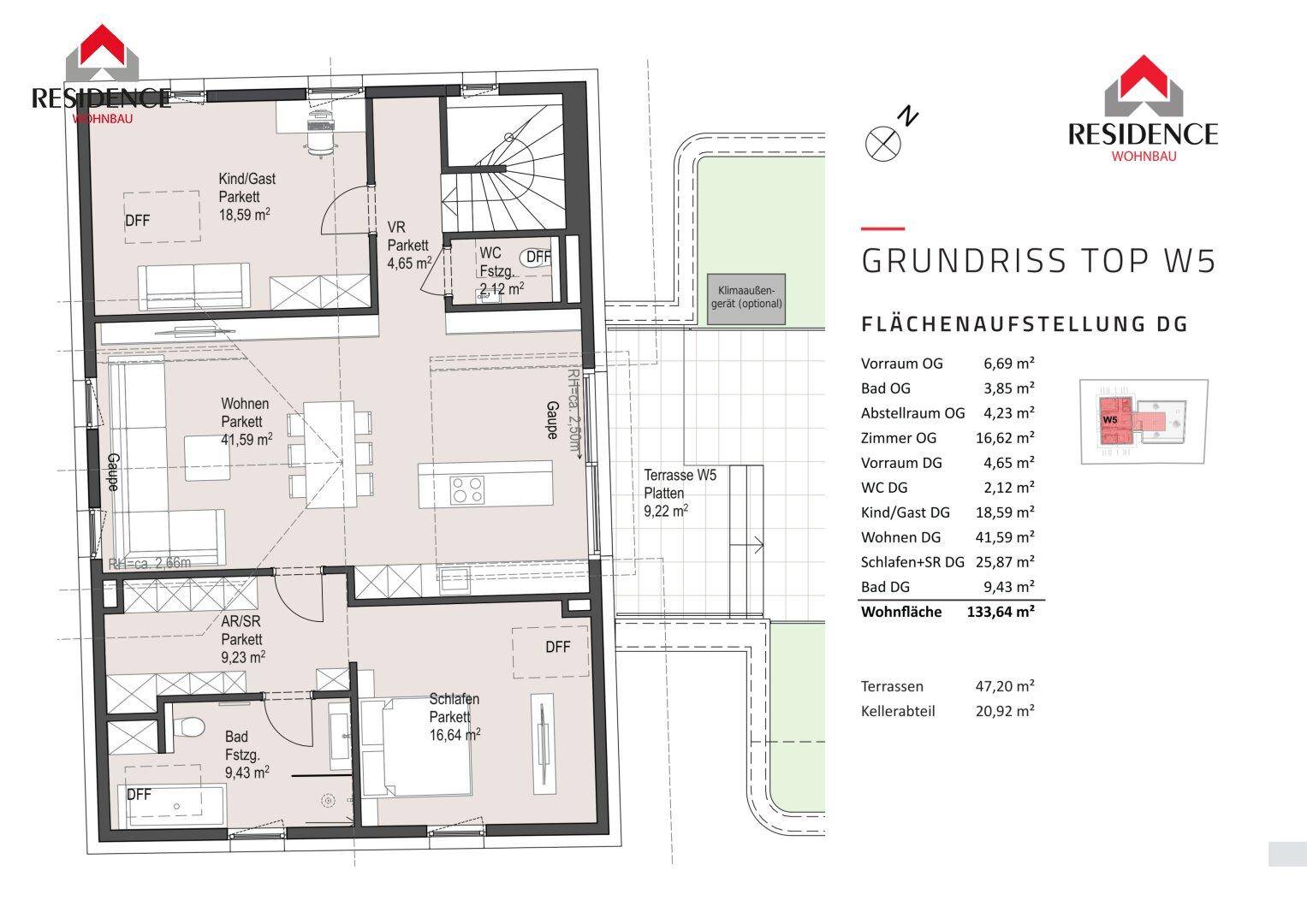 Grundriss des Erdgeschosses mit Wohnbereich, Küche, Schlafzimmern und Terrasse.