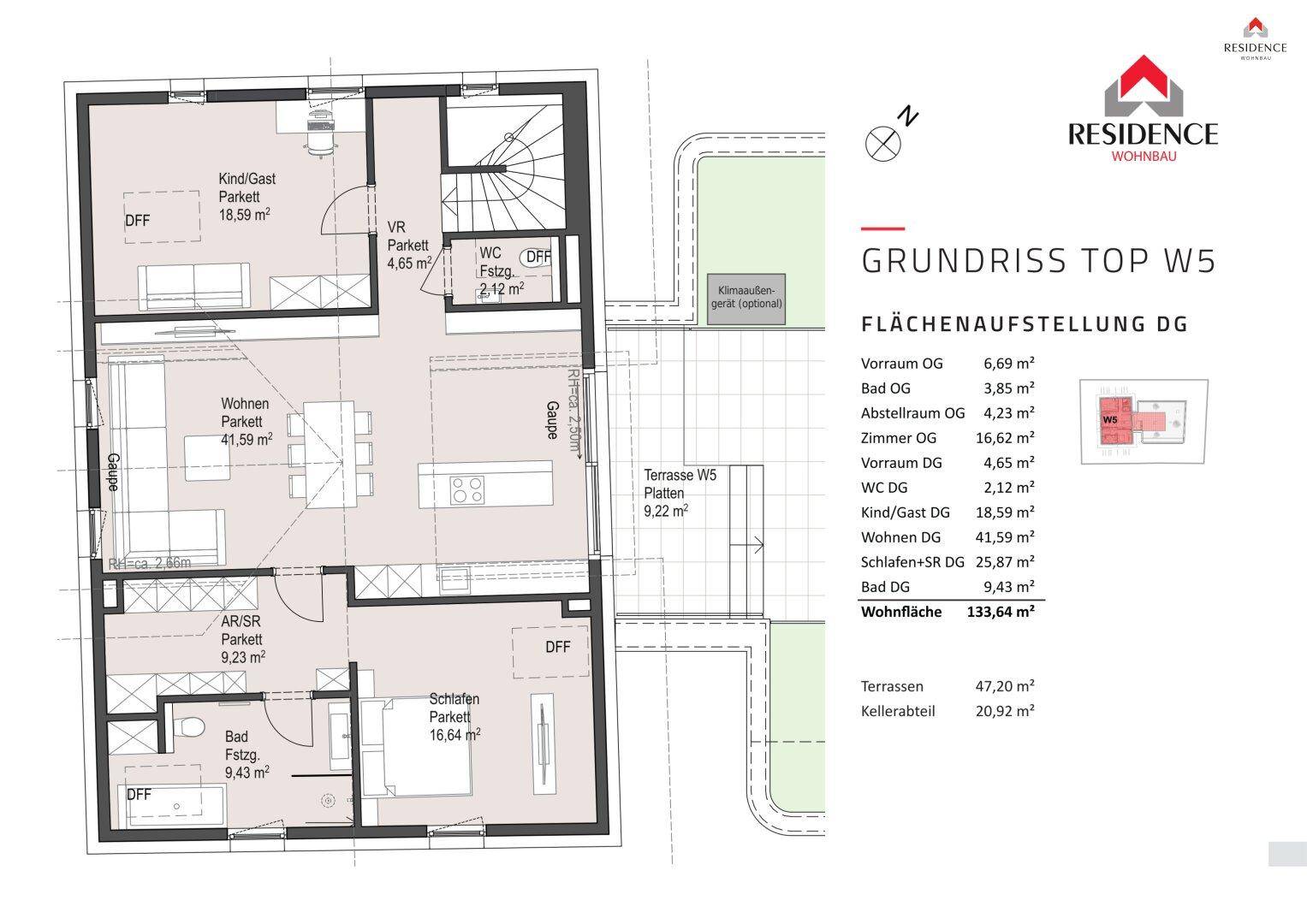 Grundriss des Dachgeschosses mit Wohnbereich, Schlafzimmern, Bädern und großer Terrasse.