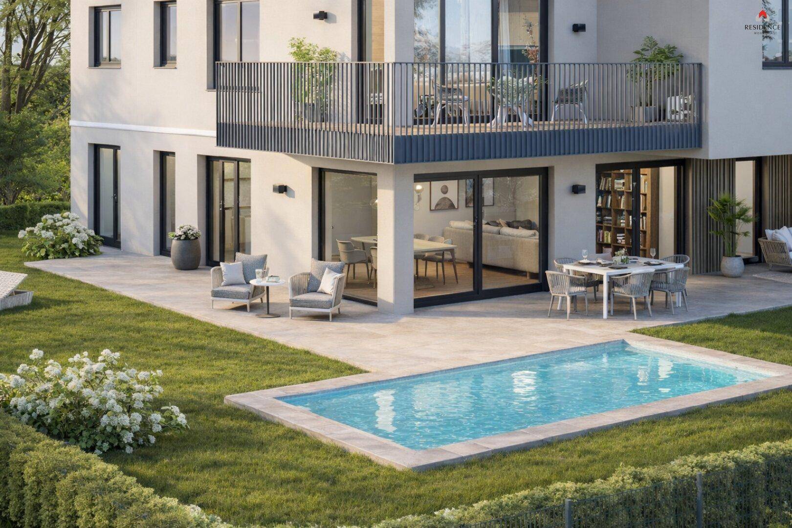 Detailansicht des Gartens mit kleinem Pool, gepflasterter Terrasse und gemütlicher Sitzgelegenheit.