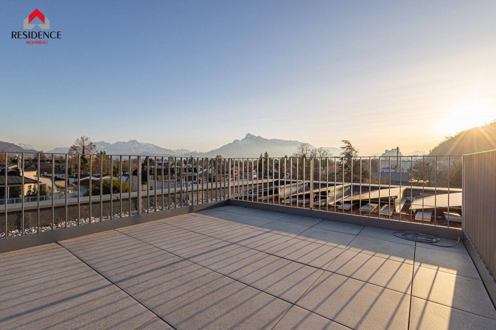 Sonnenterrasse mit Panoramablick auf die Berge und die umliegende Landschaft.