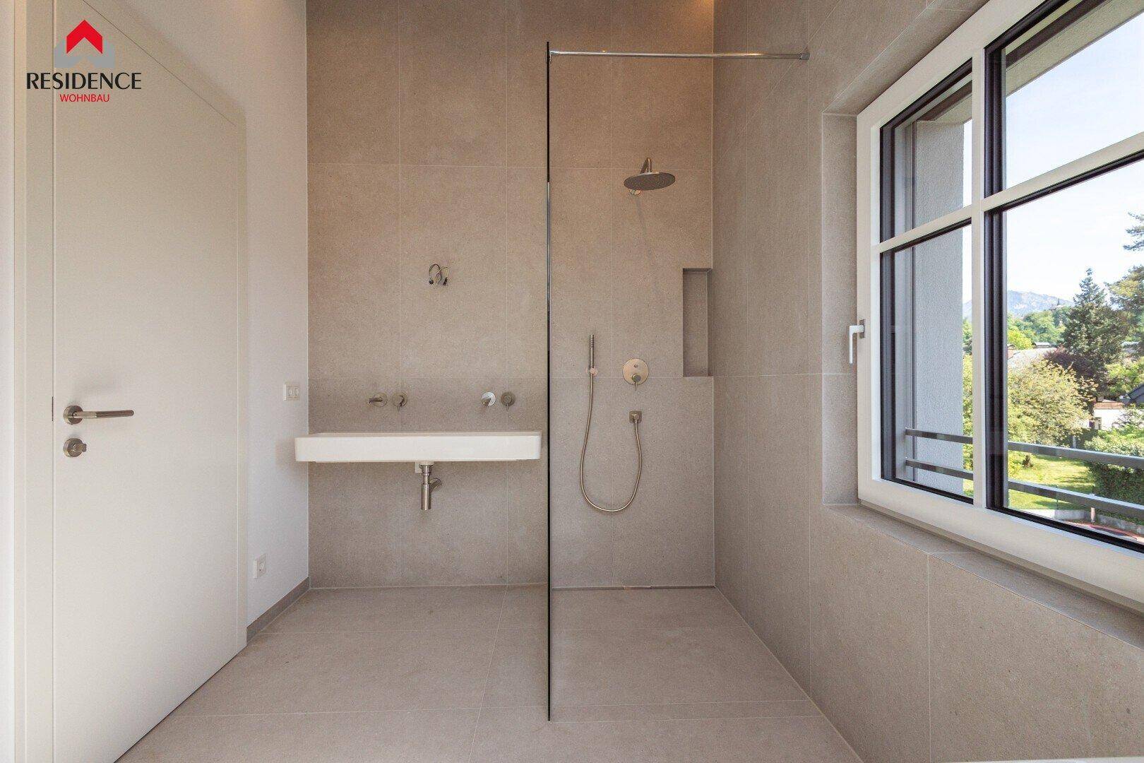 Zeitgemäßes Badezimmer mit ebenerdiger Dusche, Einzelwaschbecken, Fliesen und Fenster.