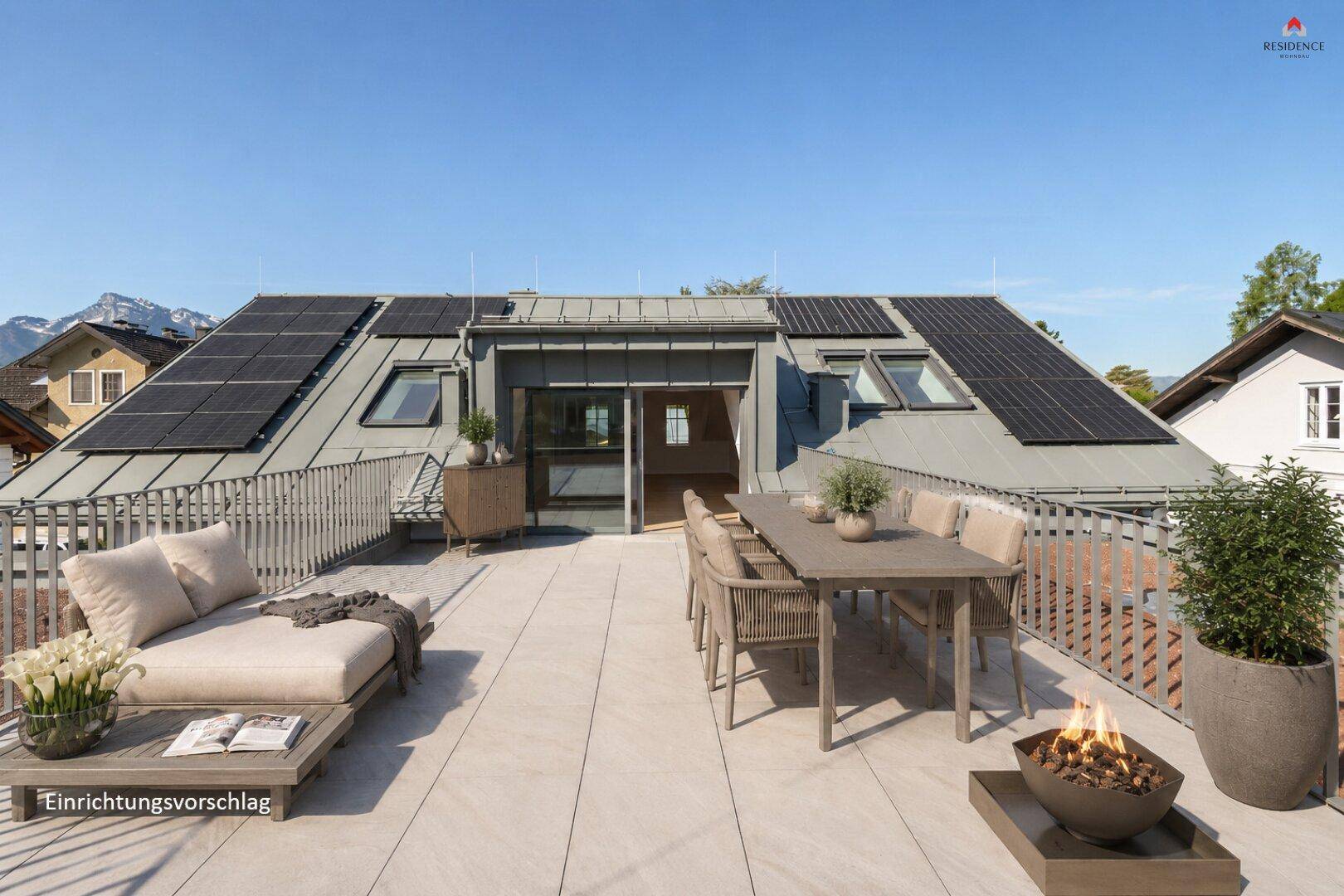 Möblierte Dachterrasse mit Sitzbereich, Feuerstelle und Photovoltaikanlage auf dem Dach.