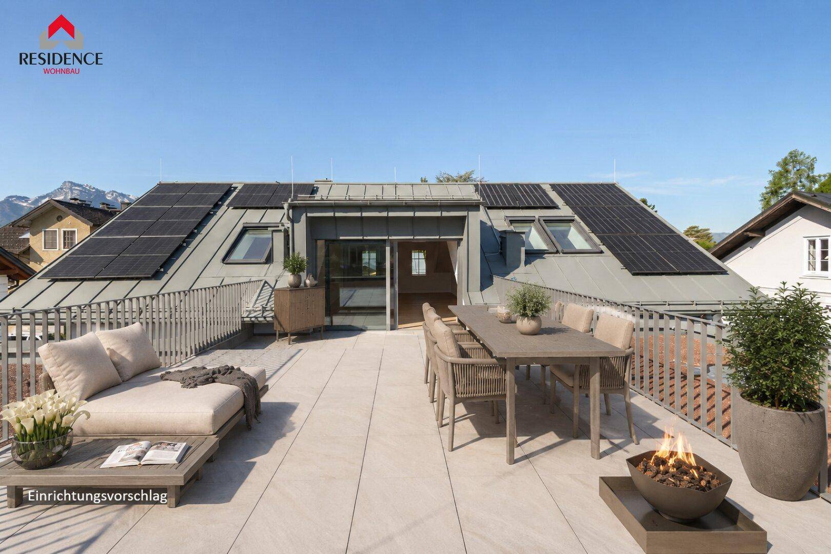 Möblierte Dachterrasse mit Sitzbereich, Feuerstelle und Photovoltaikanlage auf dem Dach.