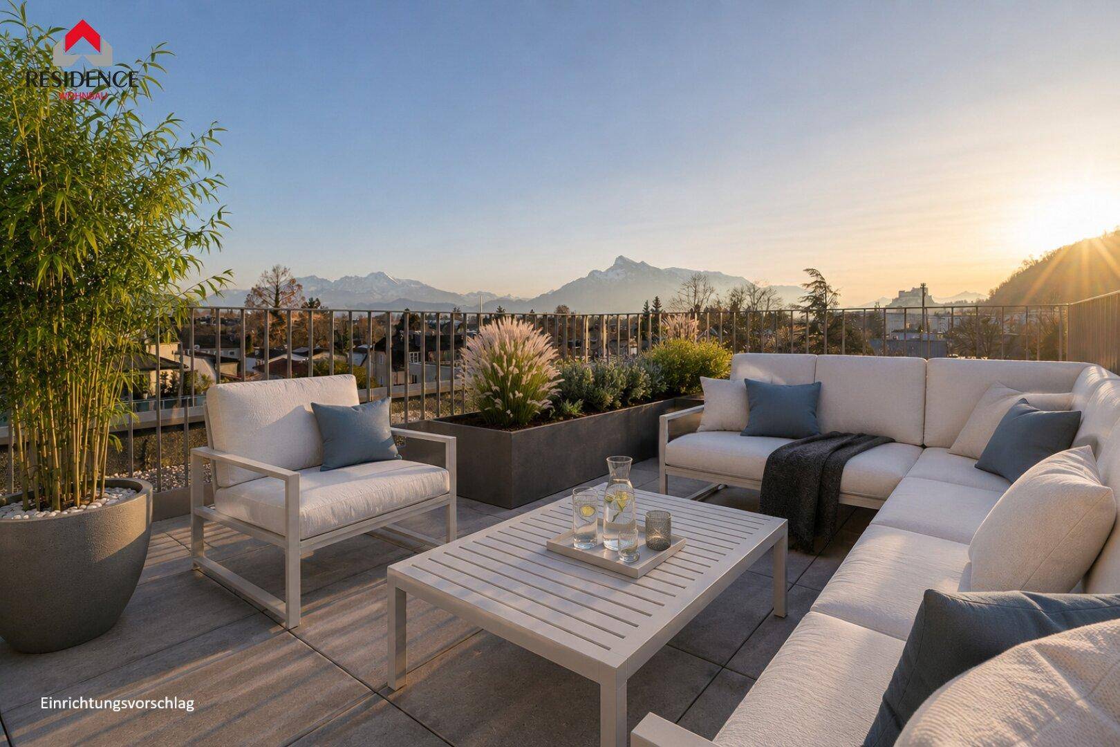 Gemütliche Dachterrasse mit Lounge-Möbeln und Panoramablick auf die Berge bei Sonnenuntergang.