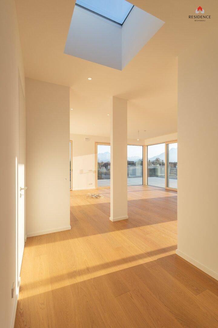 Heller Flur mit Holzboden und einem Oberlicht, das viel natürliches Licht in den Raum bringt.