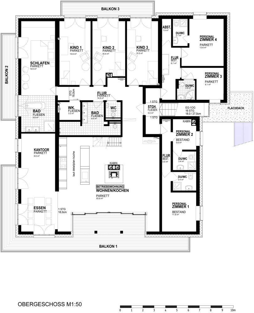 Grundriss des Obergeschosses mit Schlafzimmern, Bädern, Balkonen und Kamin.