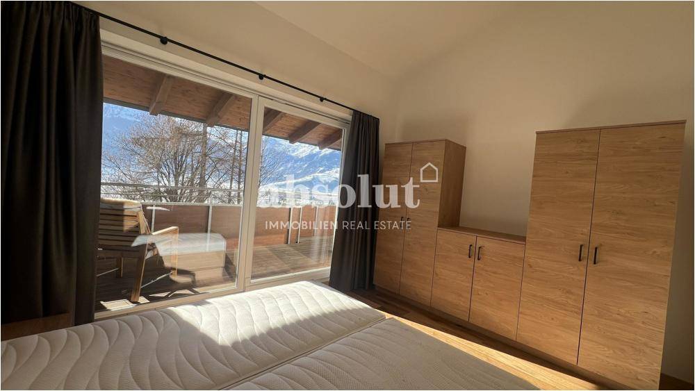 Helles Schlafzimmer mit Zugang zum Balkon und praktischen Einbauschränken.