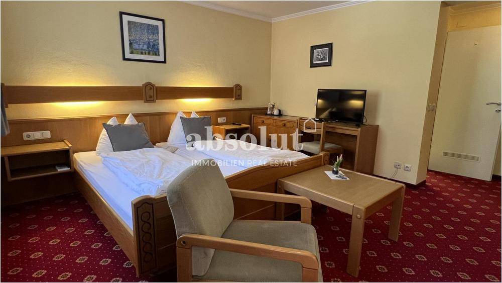 Gemütliches Schlafzimmer mit zwei Einzelbetten, Teppichboden und traditioneller Einrichtung.