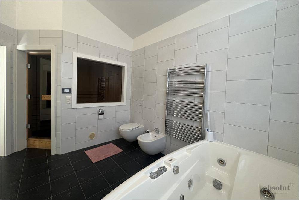 Modernes Badezimmer mit Whirlpool, Bidet, beheiztem Handtuchhalter und integrierter Sauna.