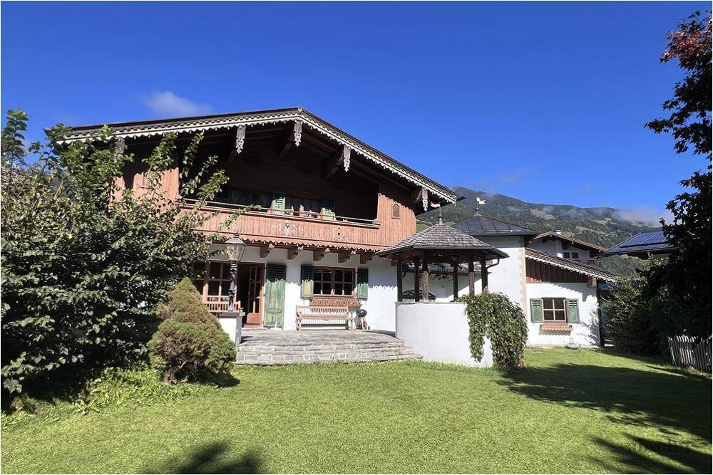 Charmantes Landhaus im alpenländischen Stil mit großem Garten, Pavillon und Bergblick.