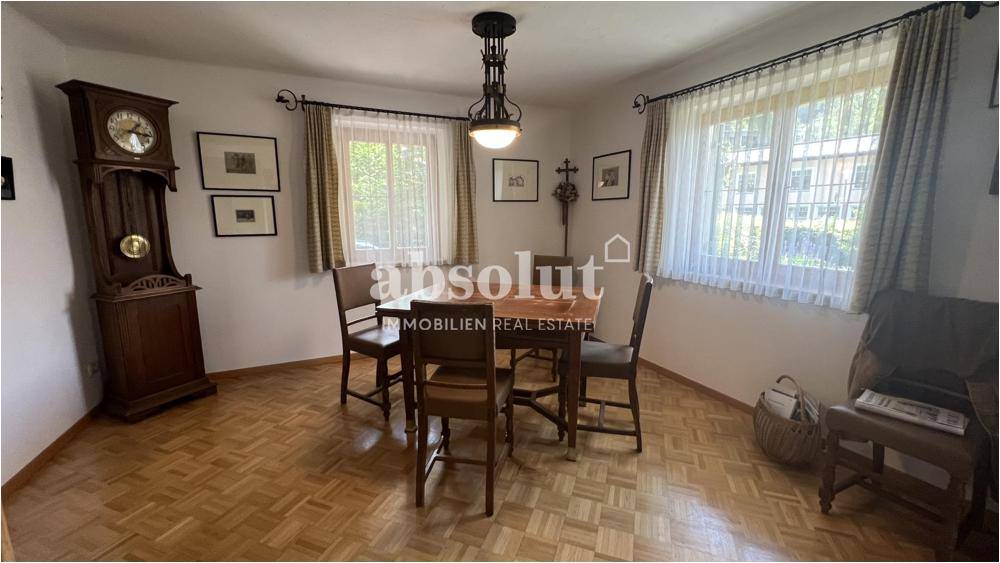 Gemütlicher Essbereich mit Holztisch, Stühlen und traditionellem Parkettboden.
