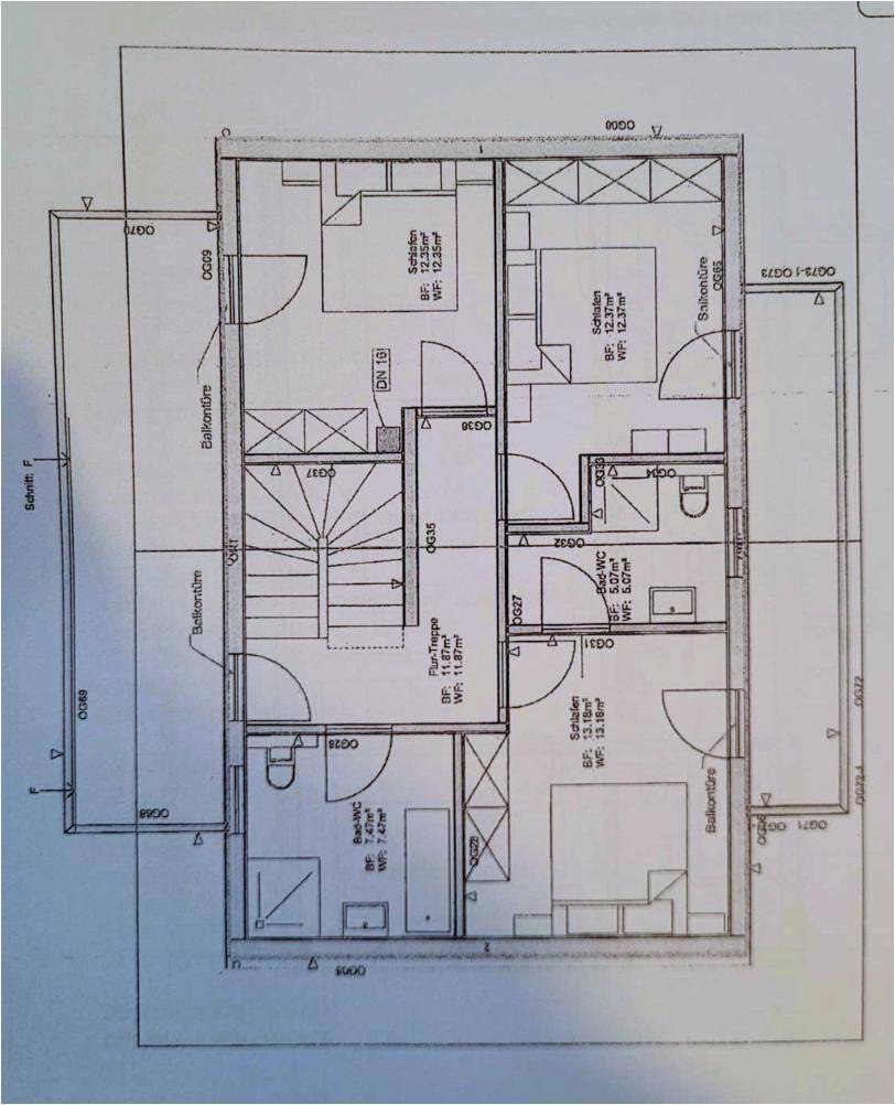 Grundriss des Obergeschosses mit Schlafzimmern, Bädern und Balkonen.