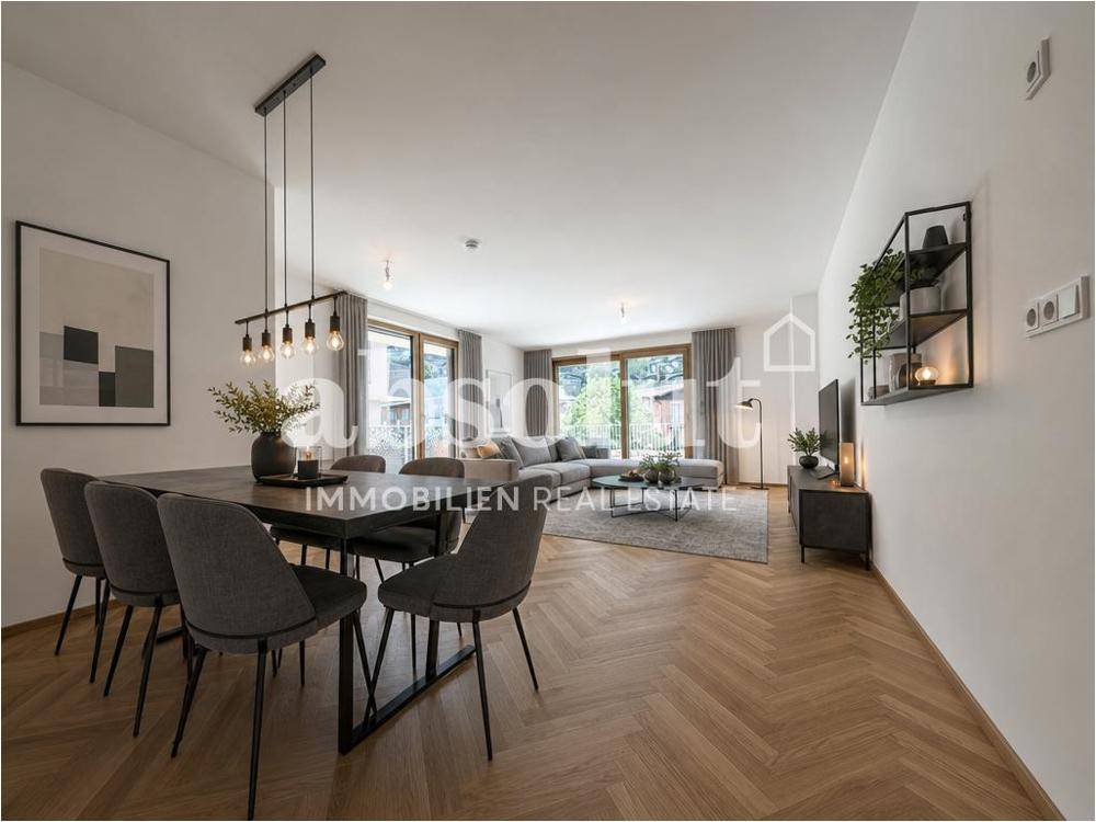 Eleganter Wohn-Essbereich mit Fischgrätparkett, modernem Esstisch und gemütlicher Sitzecke.