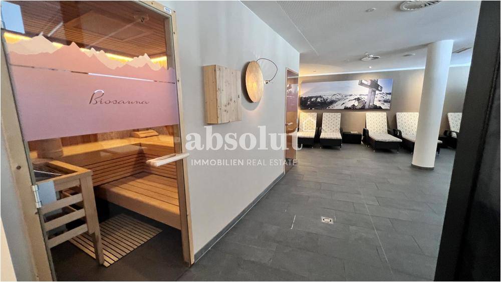 Wellnessbereich mit Biosauna, Liegeflächen und entspannender Atmosphäre.