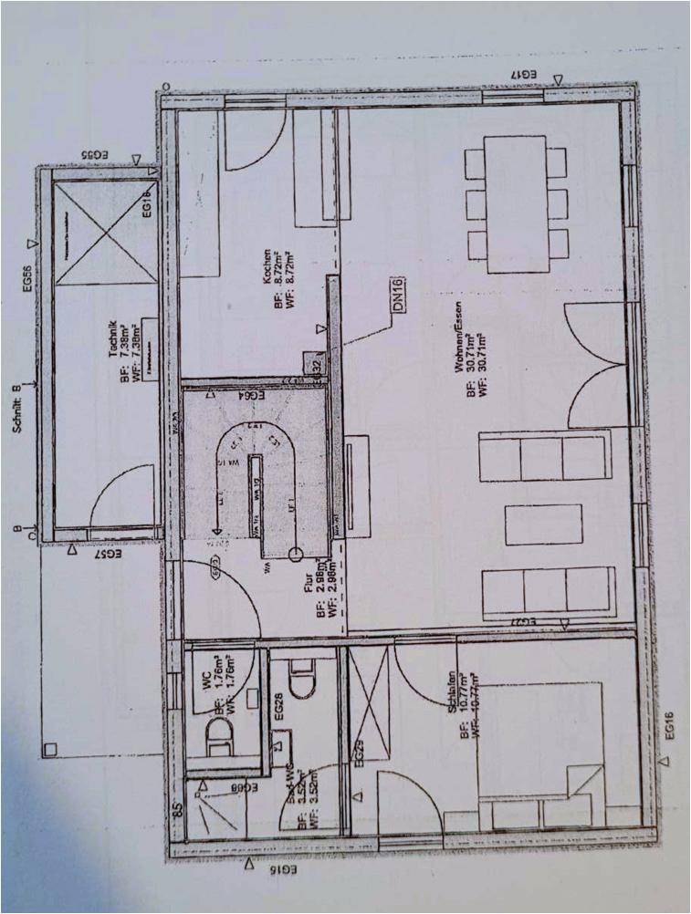 Grundriss des Erdgeschosses mit offenem Wohn-Essbereich, Küche und Terrasse.