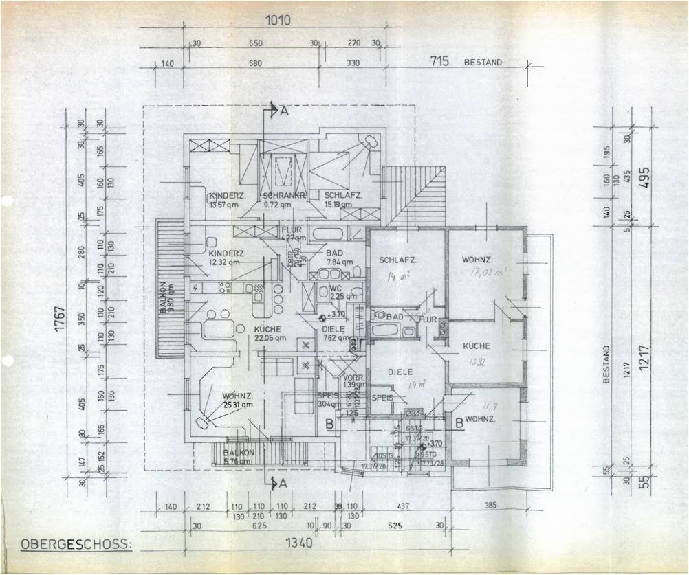 Grundriss des Obergeschosses mit mehreren Schlafzimmern, Bädern, einem begehbaren Kleiderschrank und Balkonen.