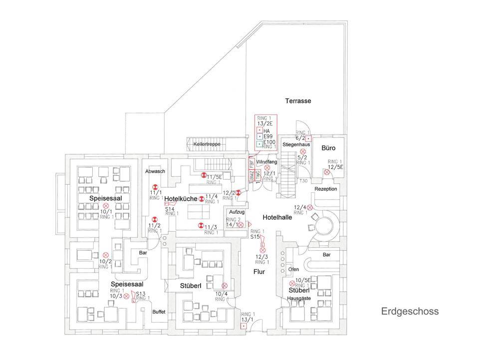 Grundriss des Erdgeschosses mit Rezeption, Speisesälen, Stüberl und einer Terrasse.