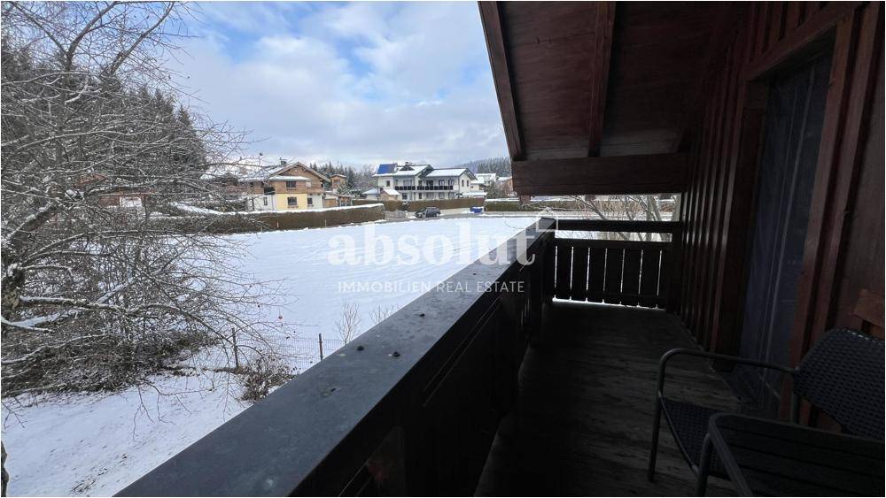 Geräumiger Balkon mit Sitzgelegenheiten und weitem Blick über die verschneite Umgebung.