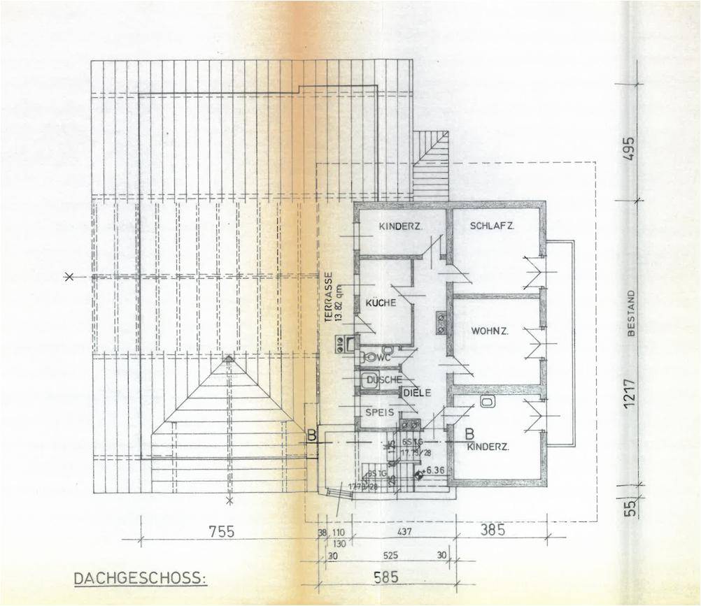 Grundriss des Dachgeschosses mit Schlafzimmern, Küche, Bad, WC und einer zugänglichen Terrasse.