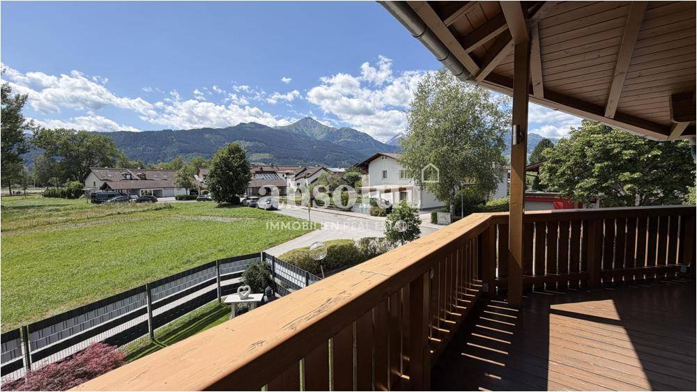 Geräumiger Holzbalkon mit Bergblick und Aussicht auf die umliegende Landschaft.