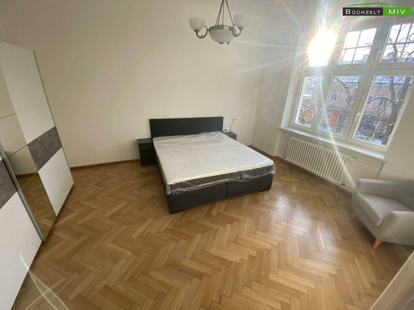 Schlafzimmer mit Bett und Kleiderschrank