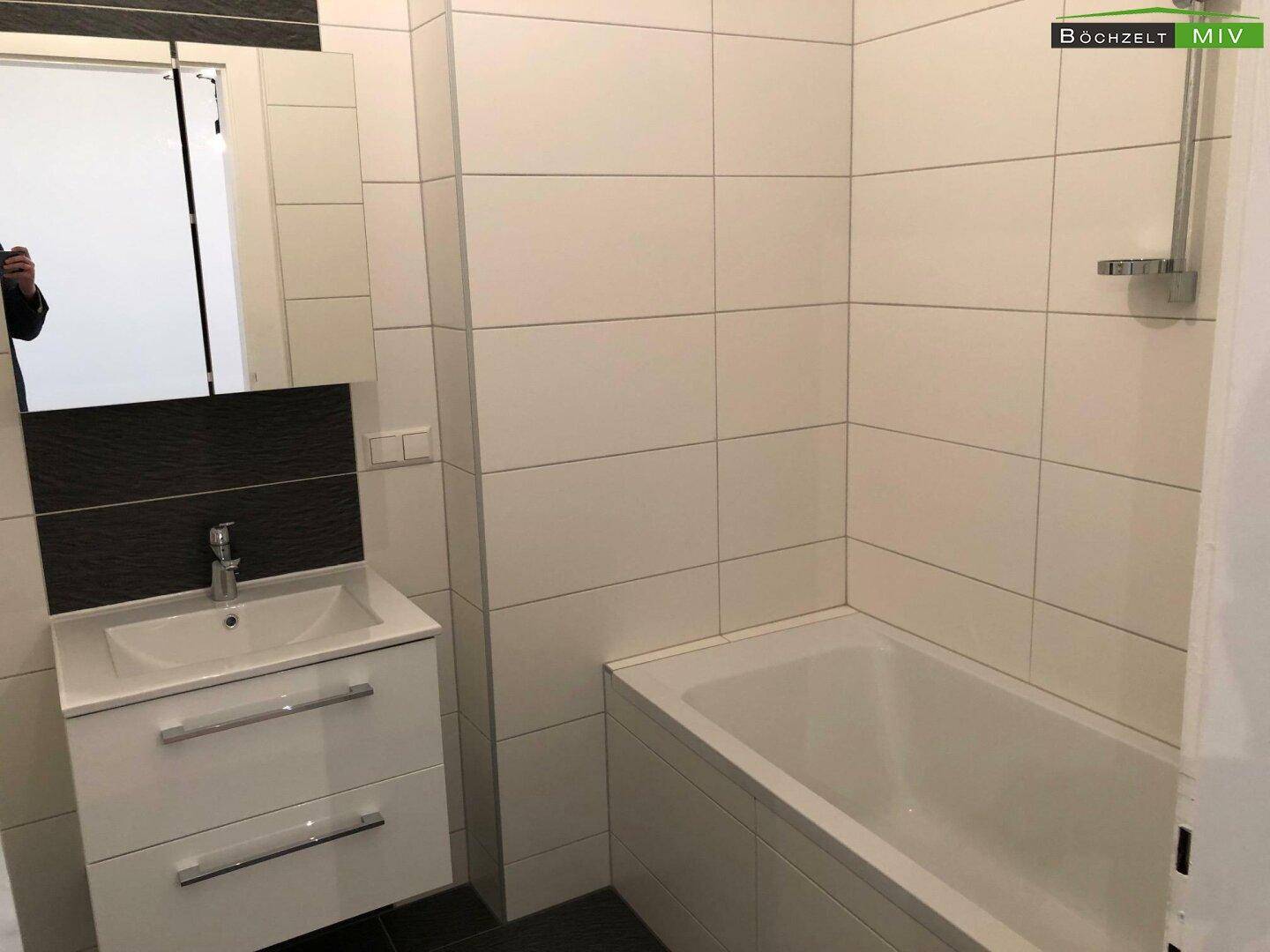 Badezimmer mit Dusche & Badewanne!