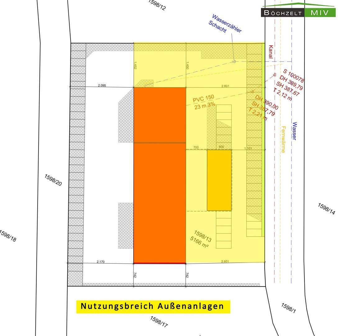 Lageplan des Grundstücks mit eingezeichneten Nutzungsbereichen und Infrastrukturdetails, inklusive Zufahrt und Parkplätzen.