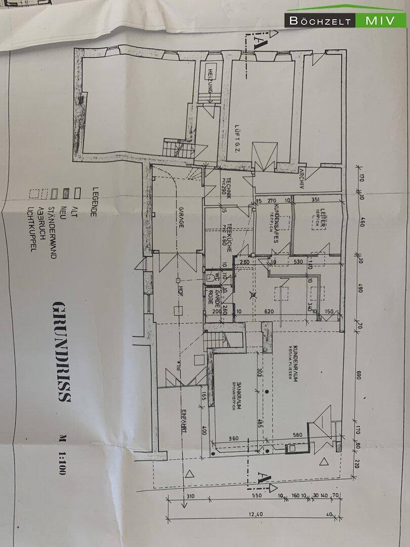 Detaillierter Grundrissplan zeigt die Aufteilung eines Erdgeschosses mit Garage, Teeküche und Kundenbereich.