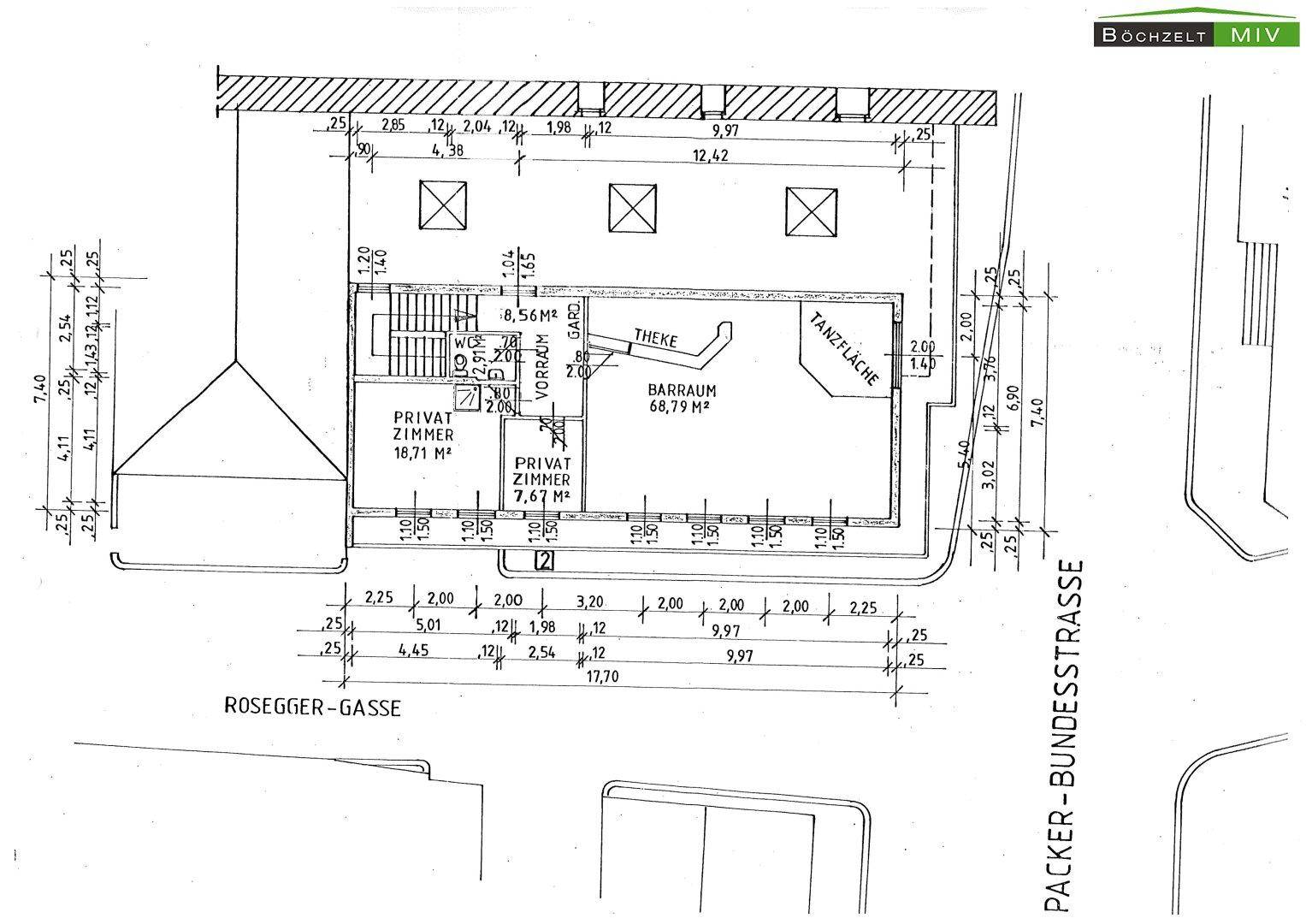 Grundriss des Erdgeschosses mit einem großen Barraum, Tanzfläche und privaten Zimmern, inklusive Maßen.