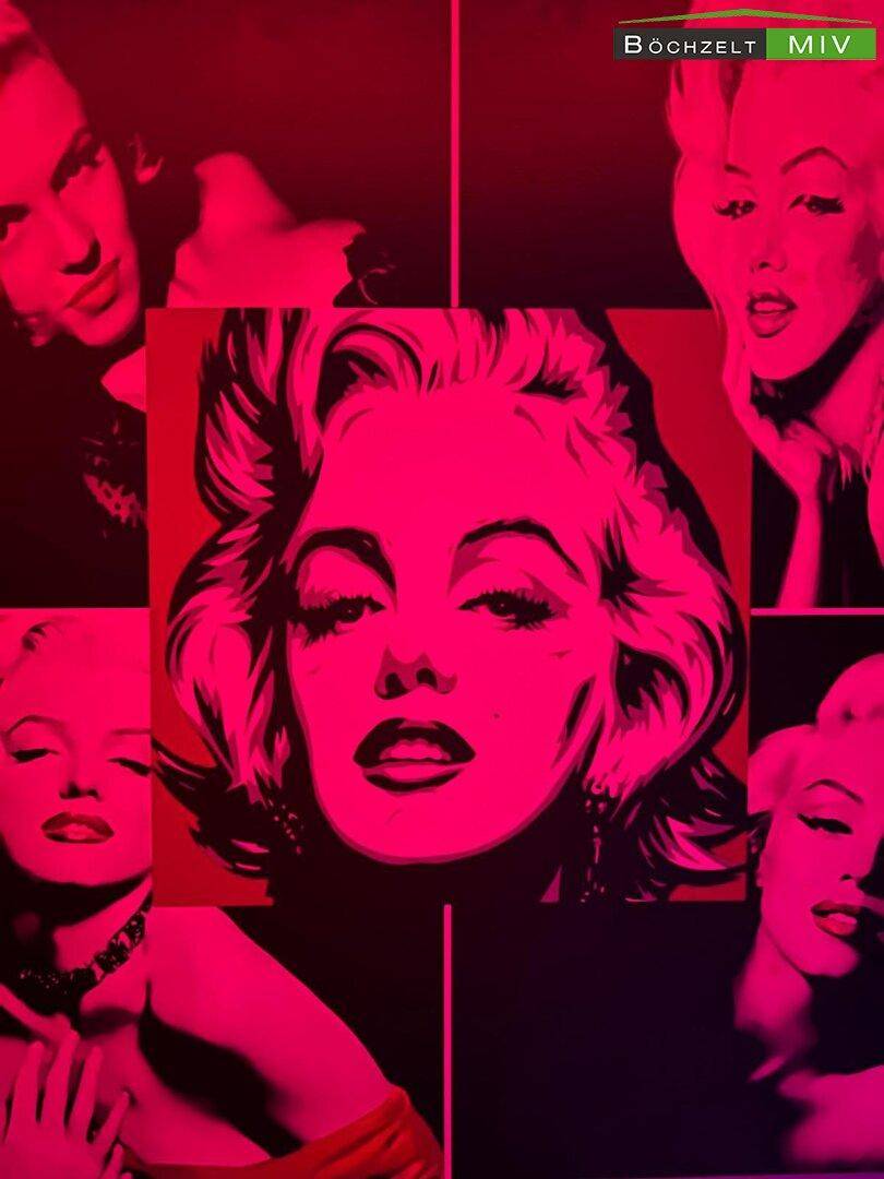 Pop-Art-Wandbild mit Marilyn Monroe in leuchtenden Rottönen, typisch für einen Nachtclub.