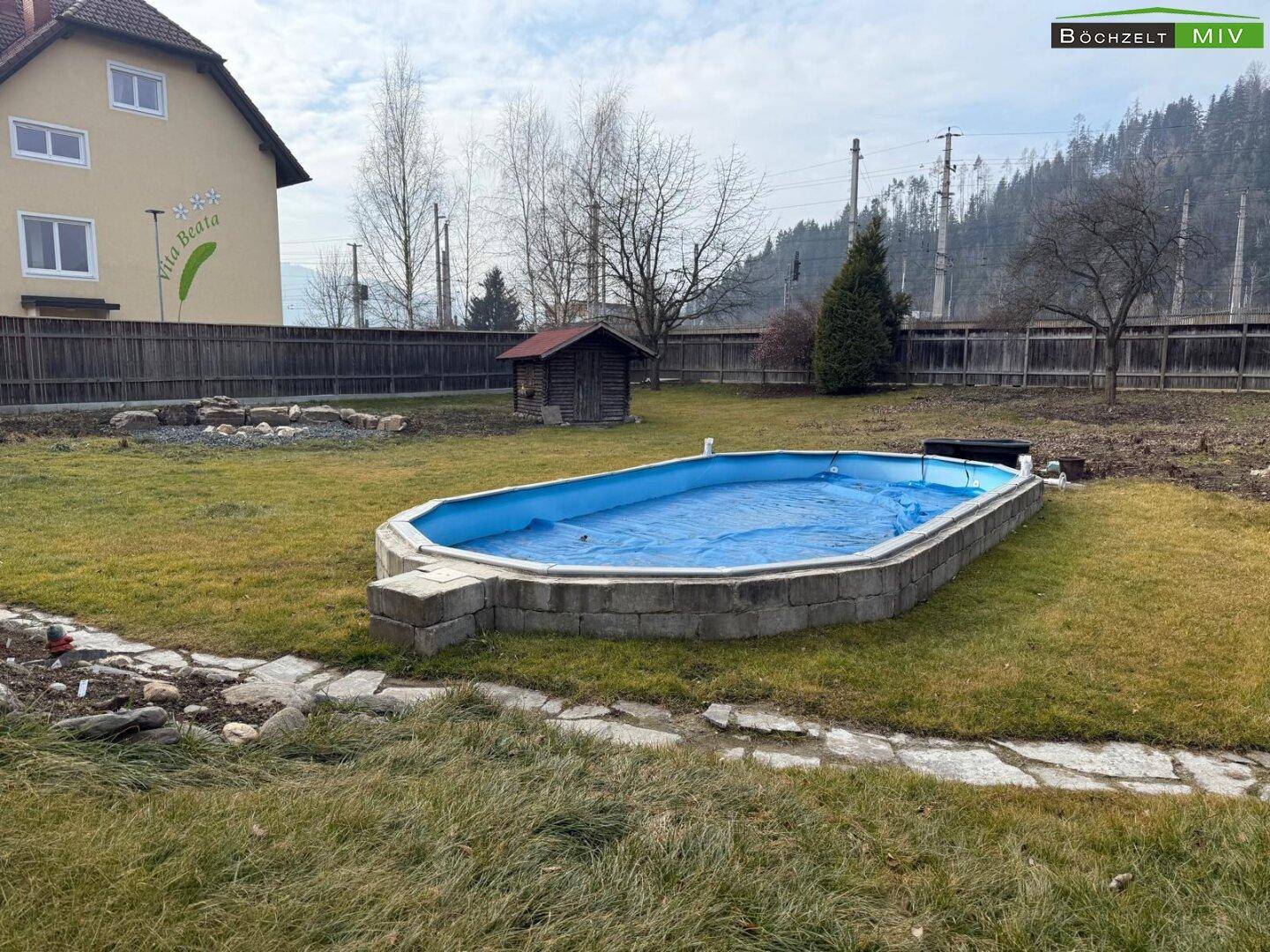 Garten mit Pool