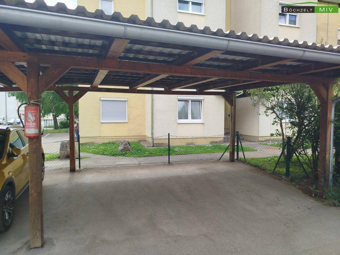 Carports gegenüberliegend