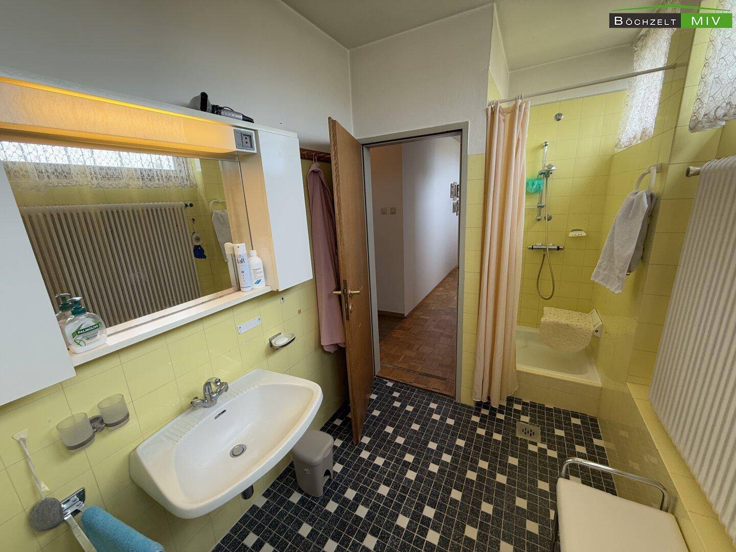 Badezimmer mit Dusche und Wanne OG