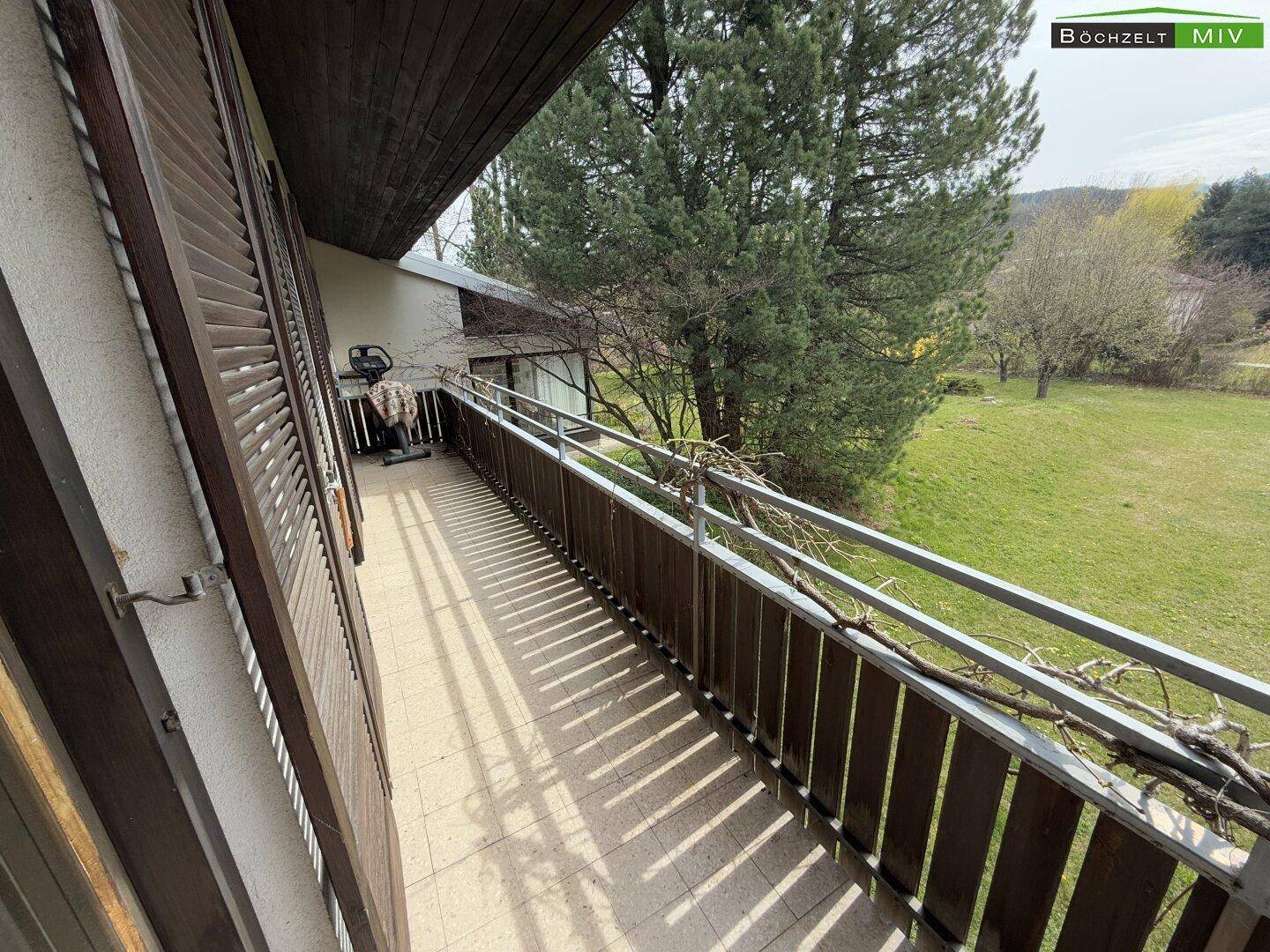 südseitiger Balkon, von beiden Schlafzimmern im OG aus erreichbar