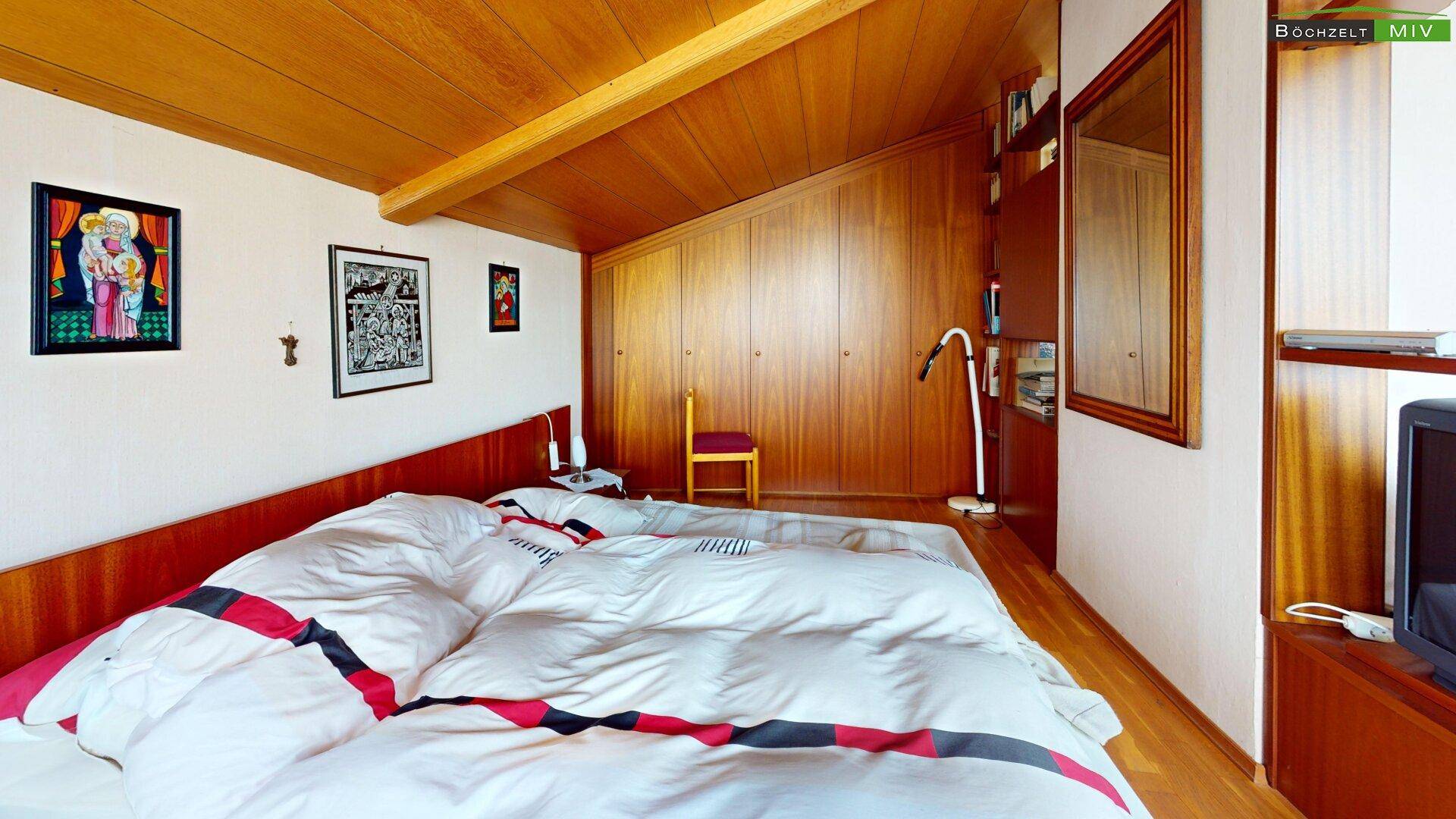 loftartiges Wohn- und Schlafzimmer im DG