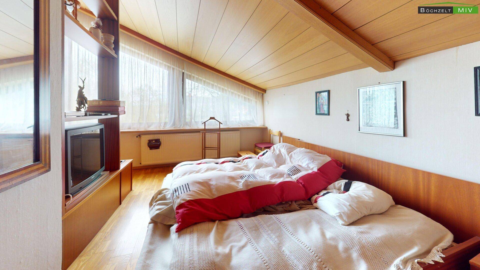 loftartiges Wohn- und Schlafzimmer im DG