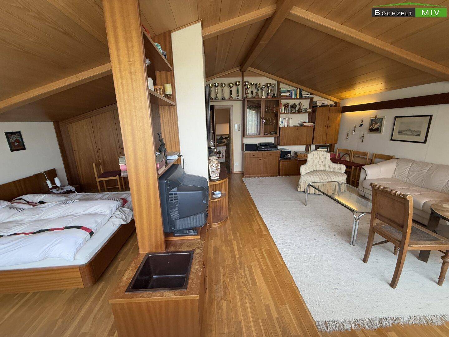 loftartiges Wohn- und Schlafzimmer im DG