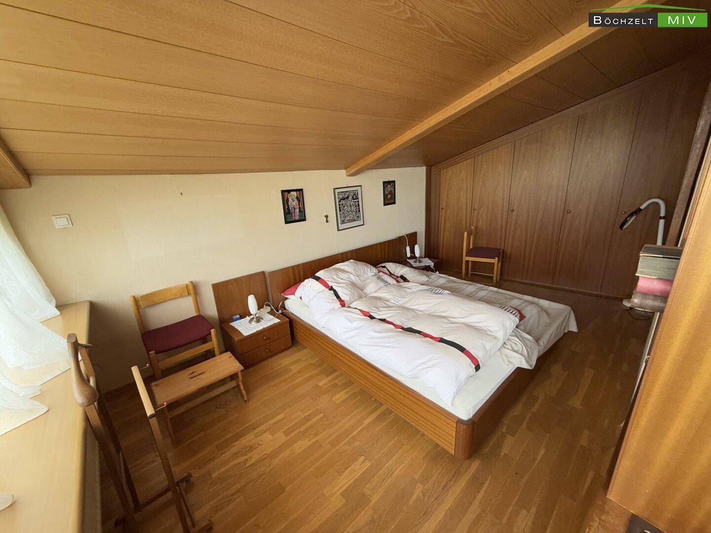 loftartiges Wohn- und Schlafzimmer im DG