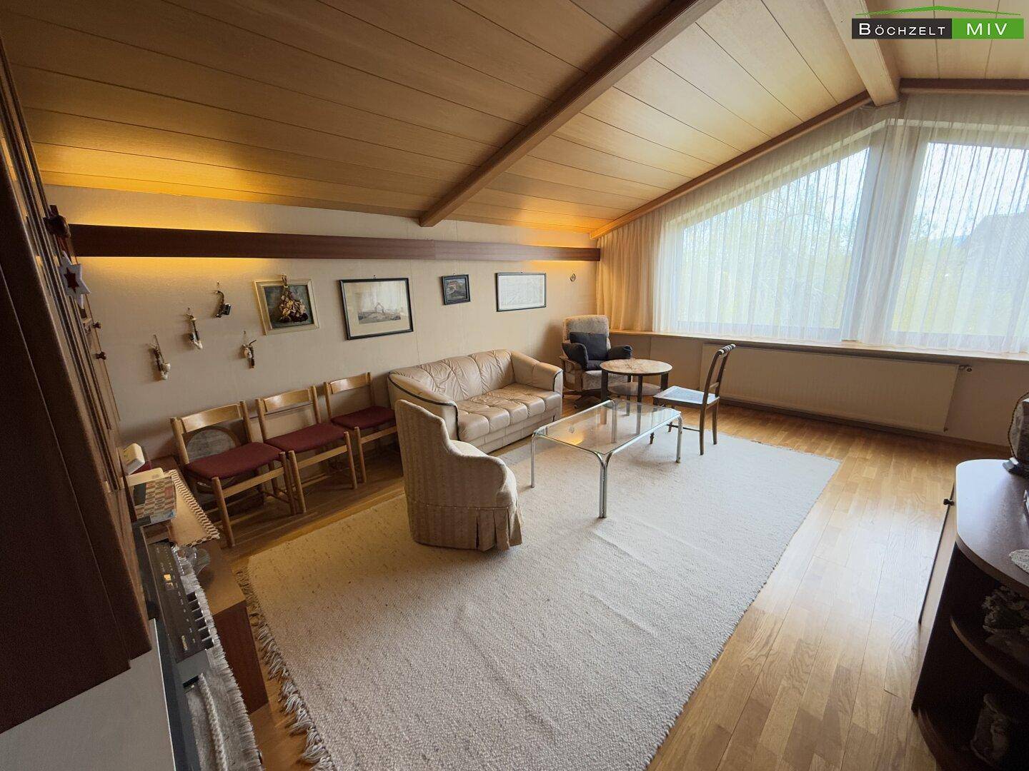 loftartiges Wohn- und Schlafzimmer im DG