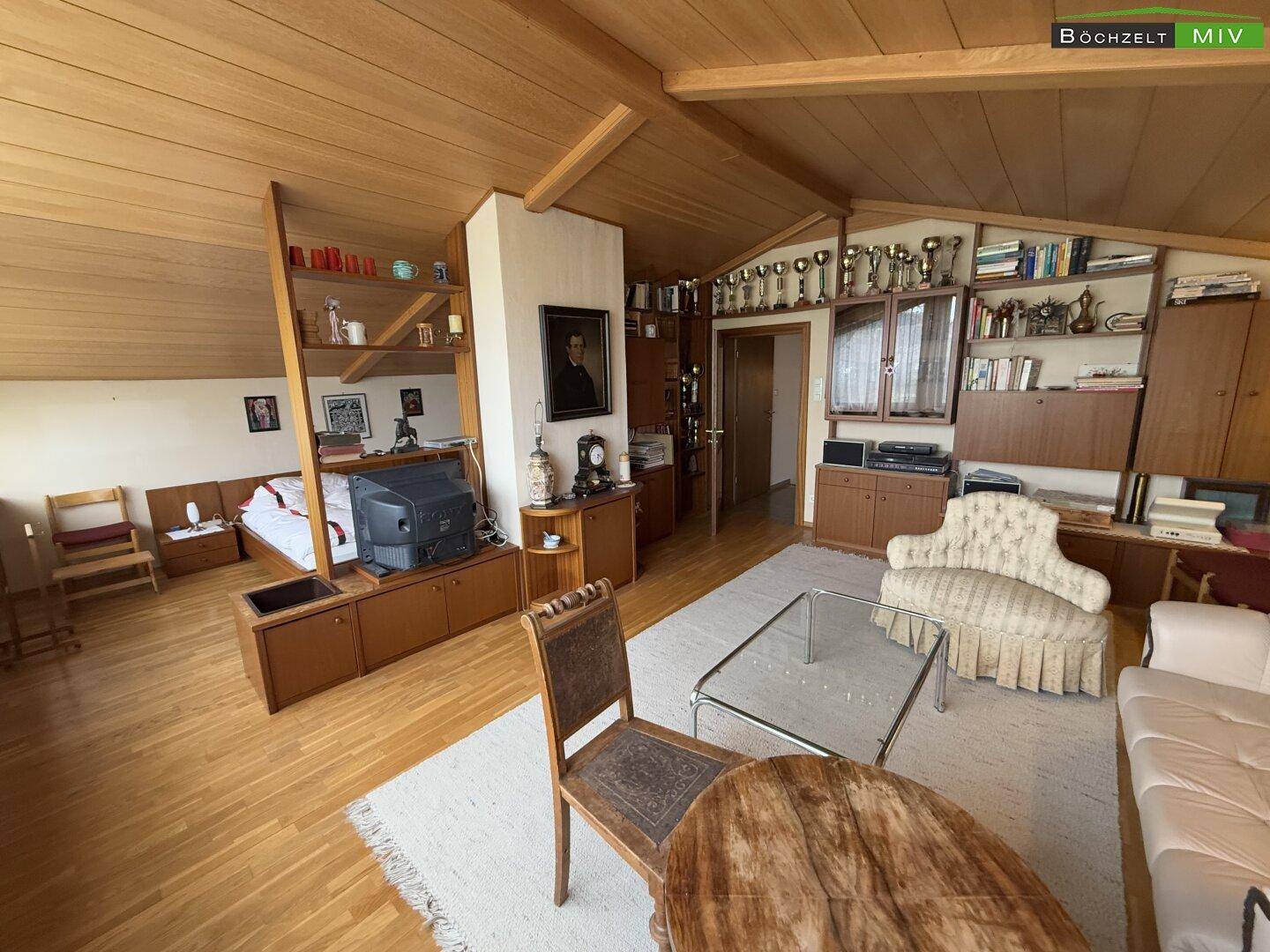 loftartiges Wohn- und Schlafzimmer im DG