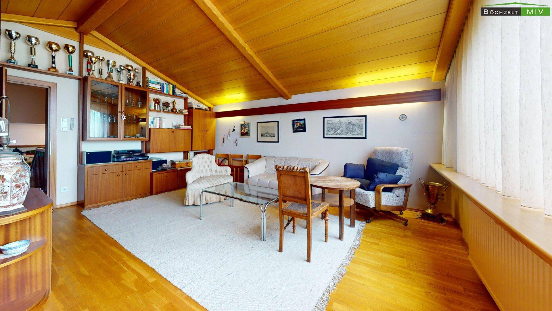 loftartiges Wohn- und Schlafzimmer im DG