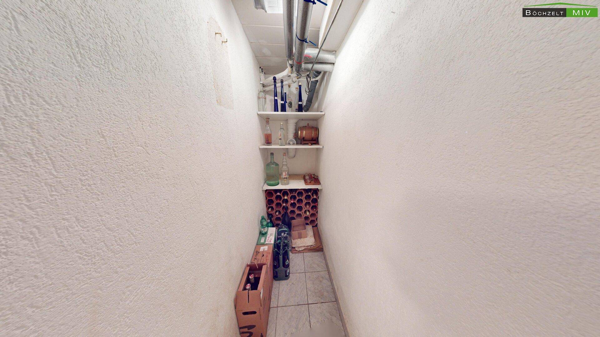 Abstellnische unter Stiege KG