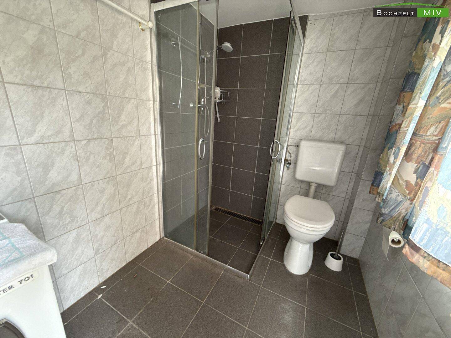 Badezimmer hinter Garage