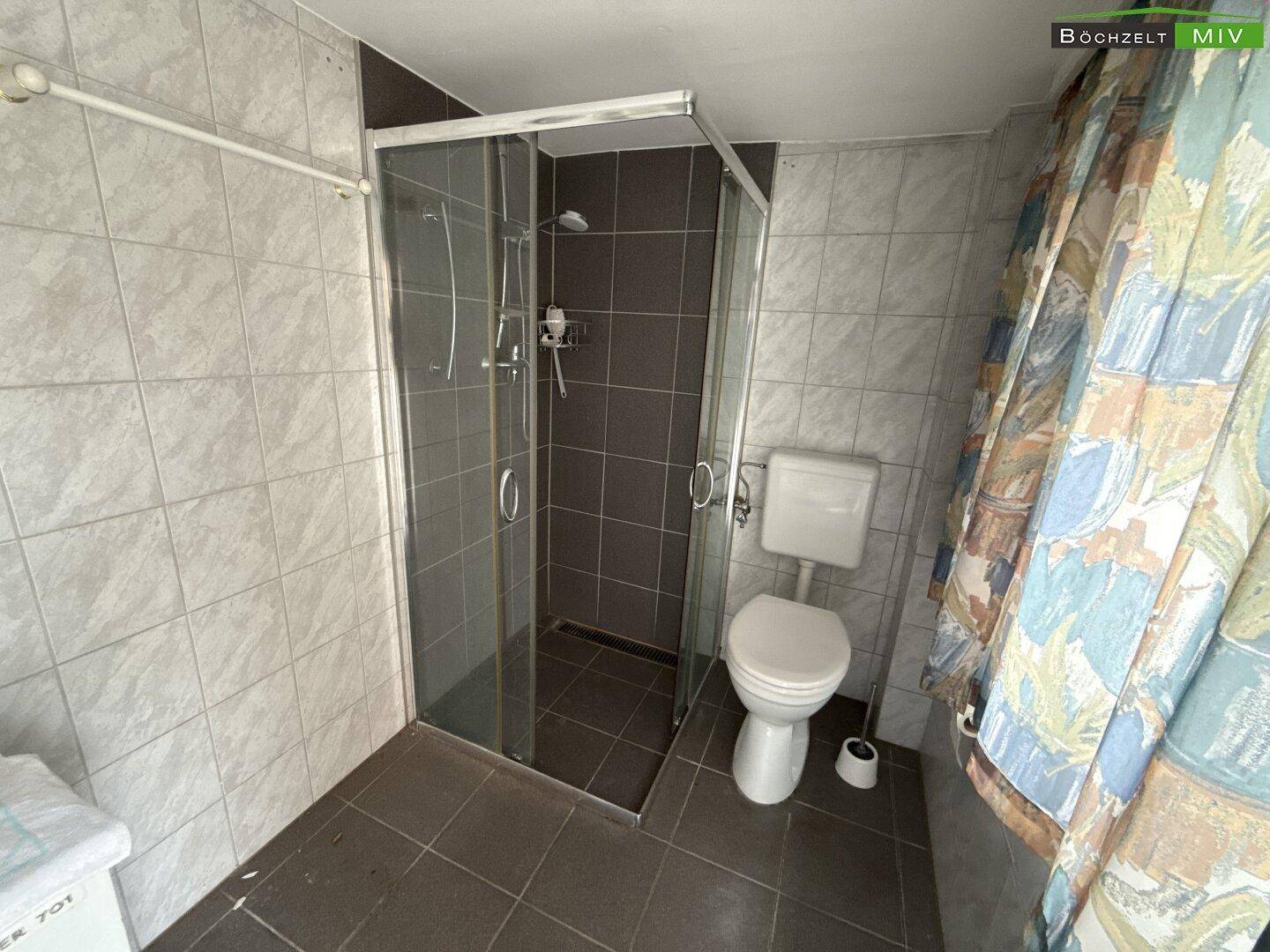 Badezimmer hinter Garage