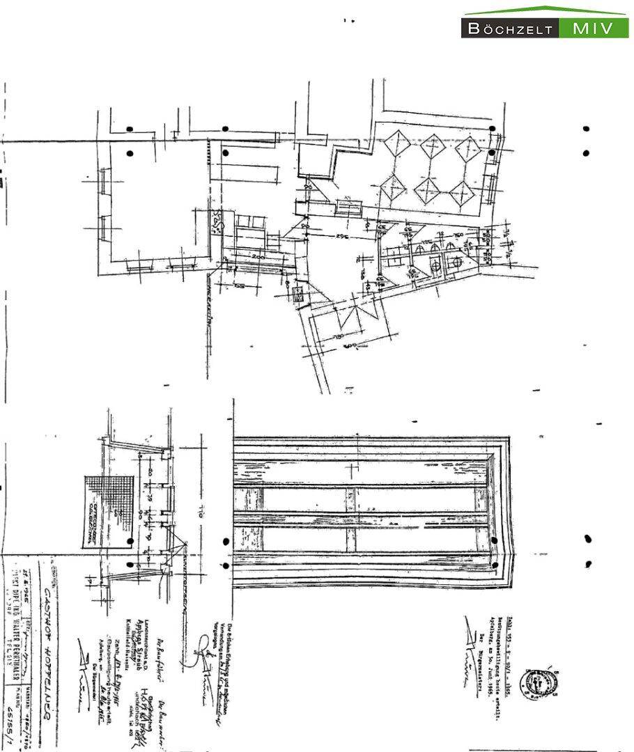 Detaillierter Grundrissplan des Erdgeschosses und eines Anbaus mit verschiedenen Räumen und einer Kegelbahn.